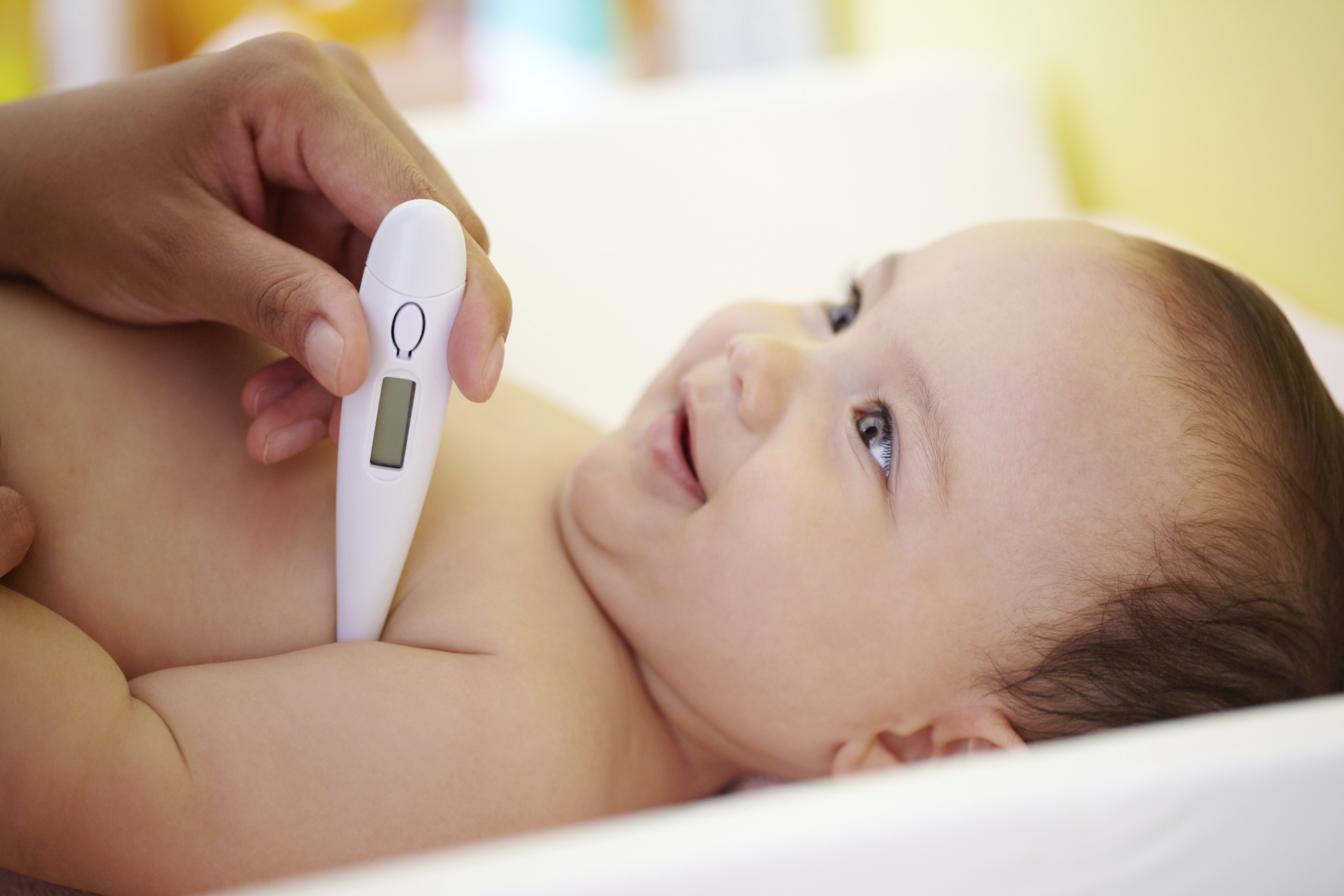 Температура тела ребенка 6 месяцев. Измерение температуры у детей. Термометрия у детей. Измерение температуры тела у новорожденных. Термометрия новорожденного.